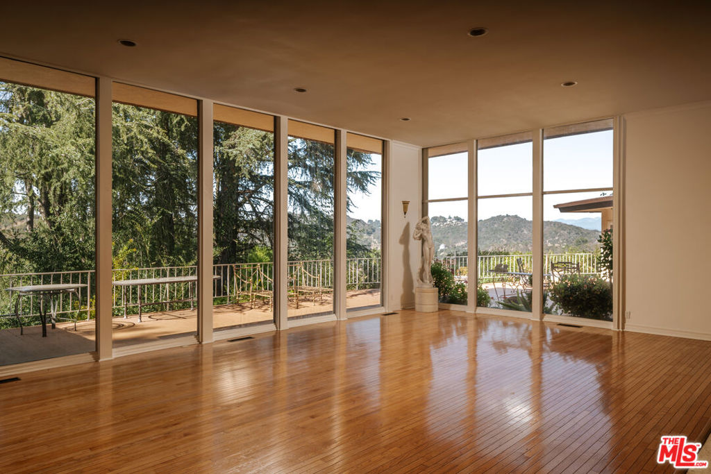 1743 Stone Canyon Road Property Photo 4