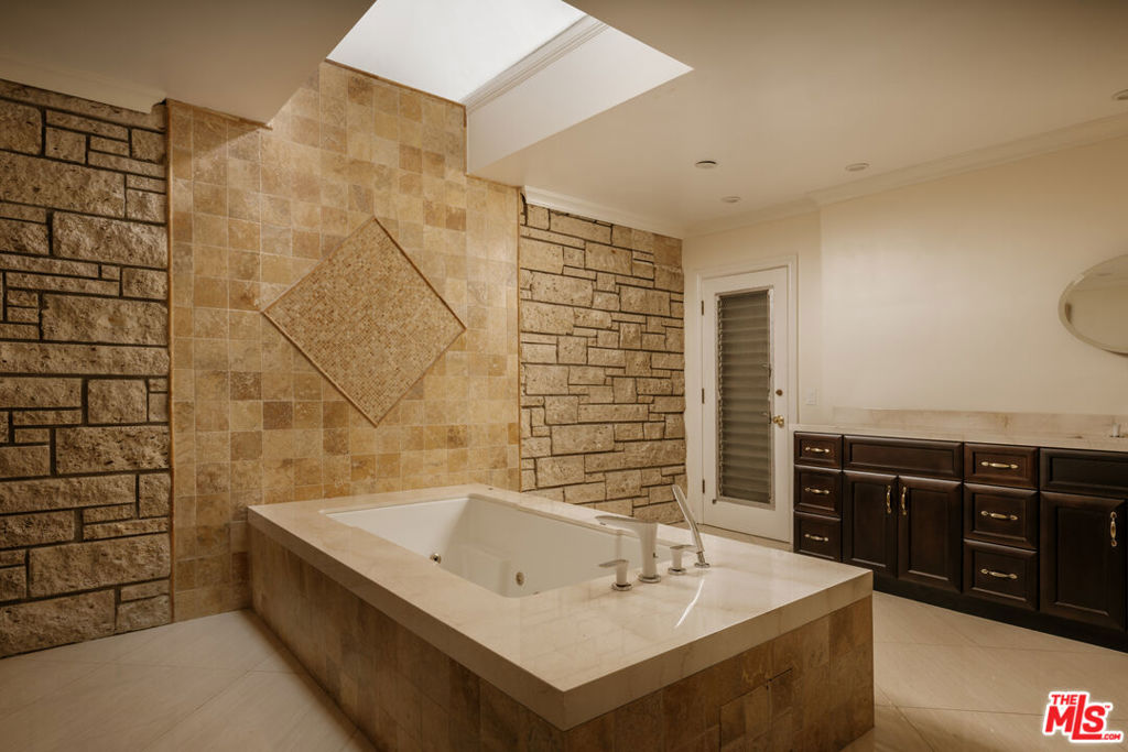 1743 Stone Canyon Road Property Photo 9