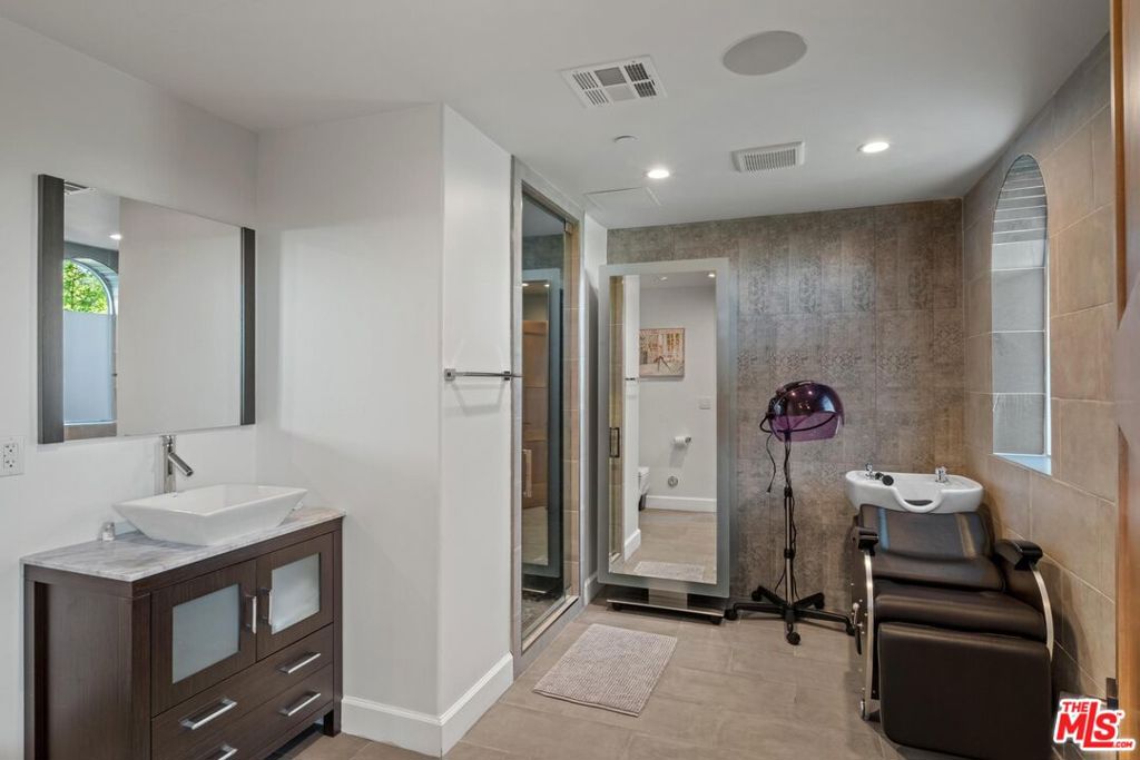 4733 Bonvue Avenue Property Photo 46
