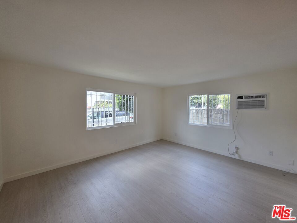 912 N RIDGEWOOD Place 2 Property Photo 1