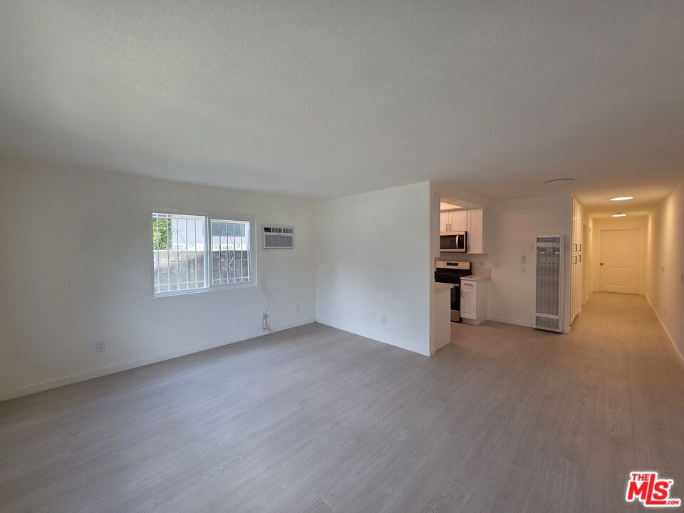 912 N Ridgewood Place 2 Property Photo 2