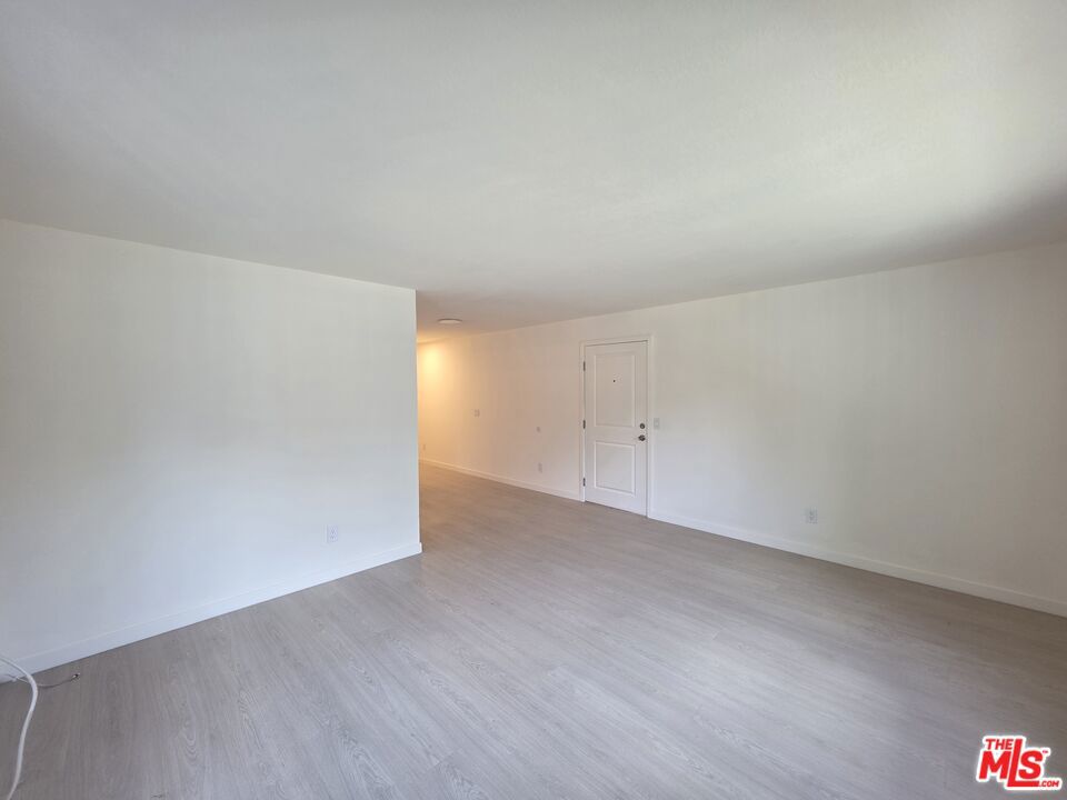 912 N Ridgewood Place 2 Property Photo 3