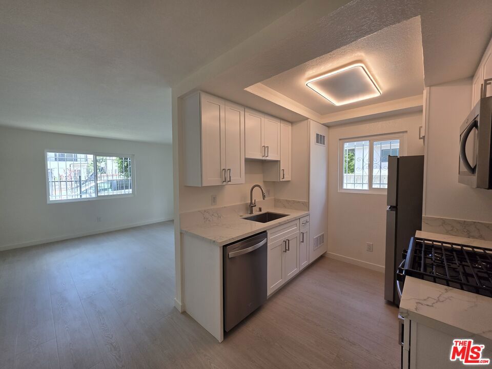 912 N Ridgewood Place 2 Property Photo 6