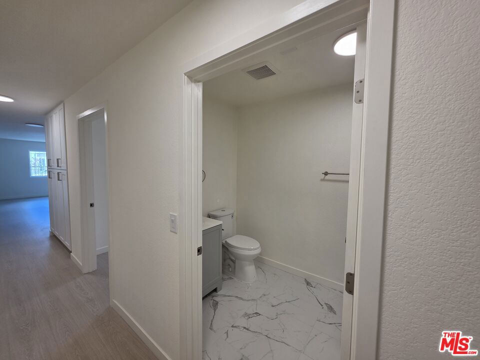 912 N Ridgewood Place 2 Property Photo 21