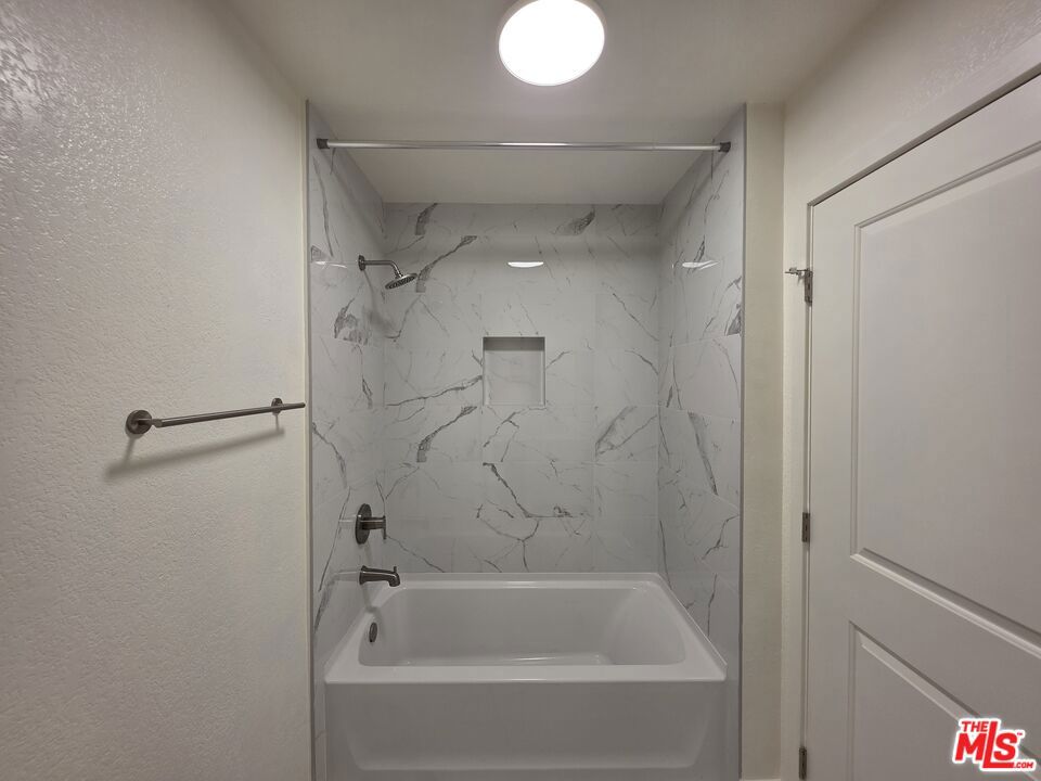 912 N Ridgewood Place 2 Property Photo 22
