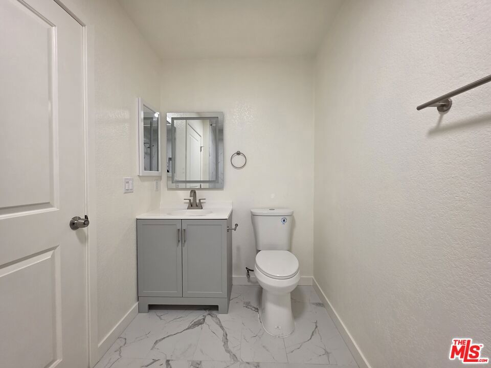 912 N Ridgewood Place 2 Property Photo 23