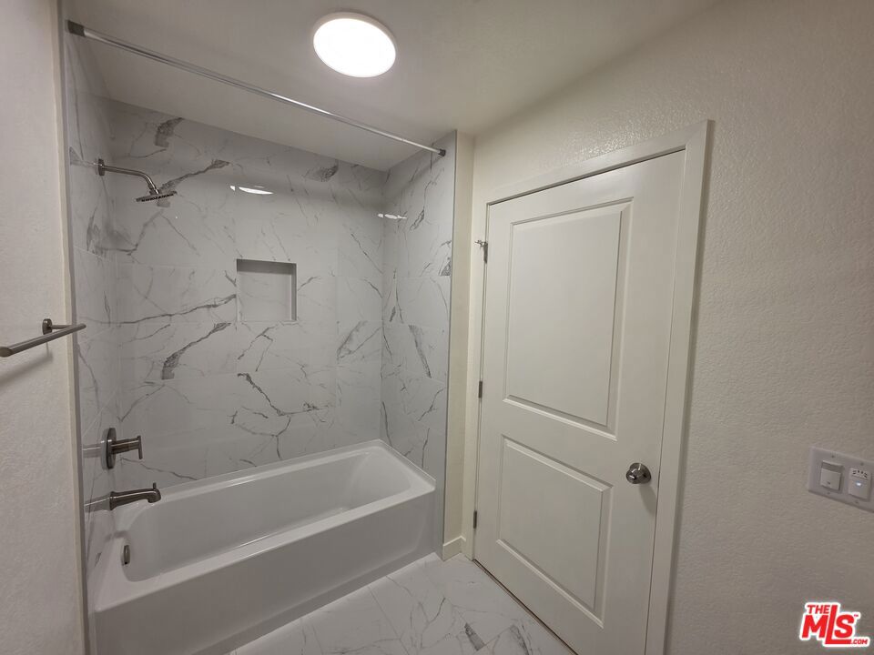 912 N Ridgewood Place 2 Property Photo 24