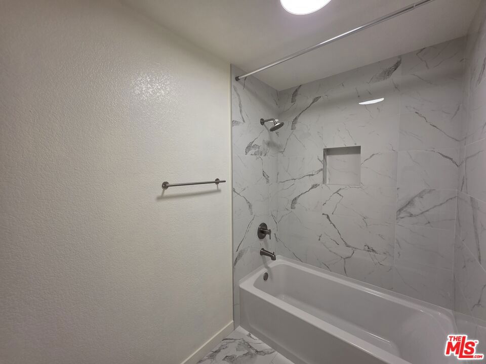 912 N Ridgewood Place 2 Property Photo 25