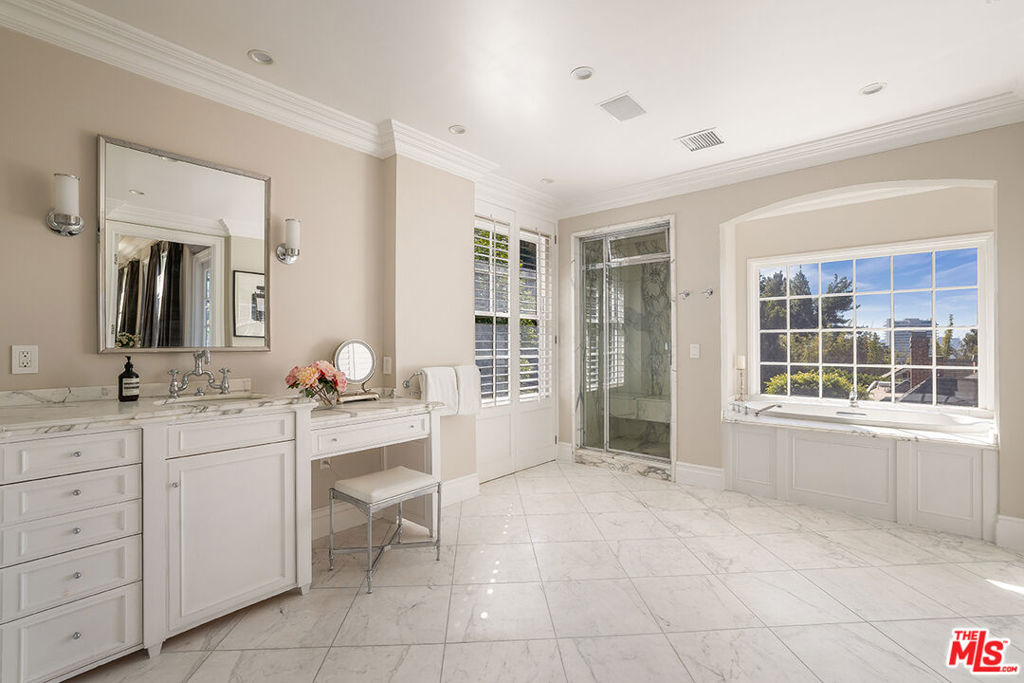 1460 N Doheny Drive Property Photo 14