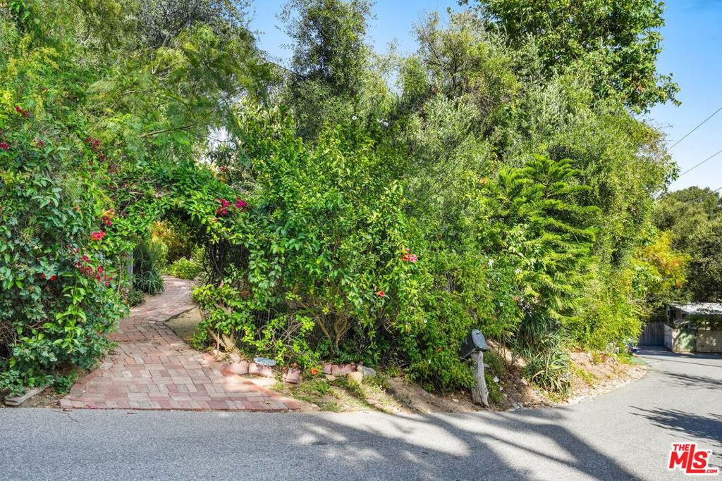 754 Basin Drive Property Photo 8