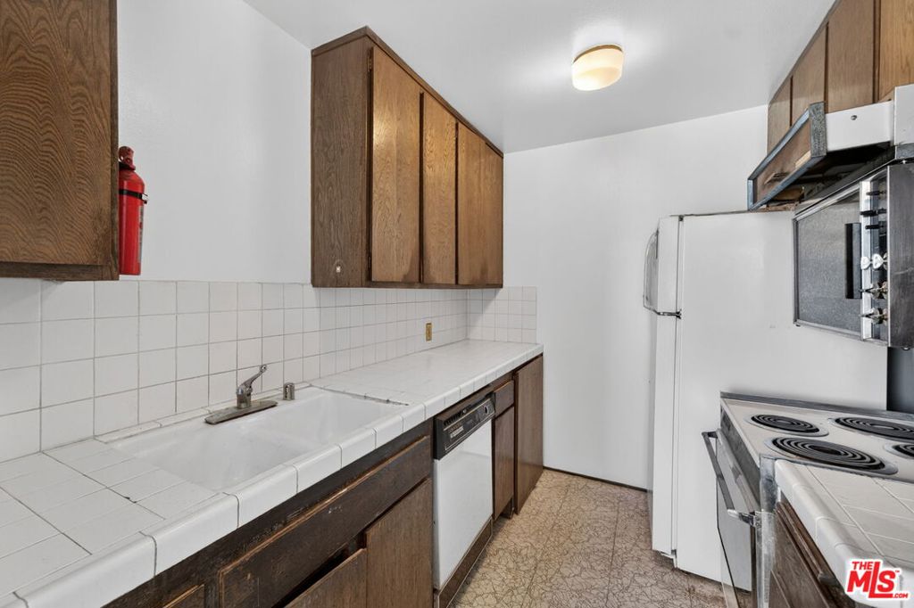 100 S Doheny Drive 719 Property Photo 20
