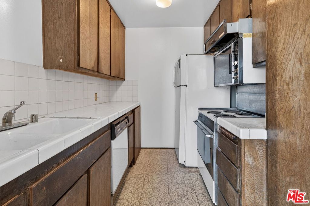 100 S Doheny Drive 719 Property Photo 21