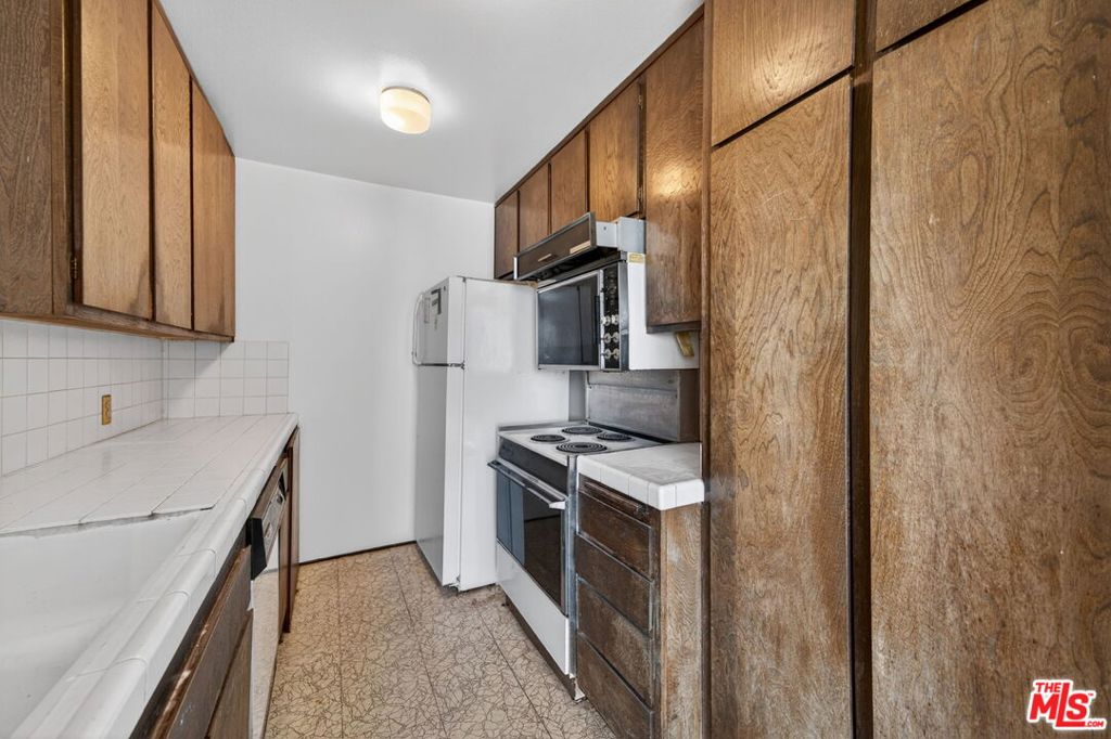 100 S Doheny Drive 719 Property Photo 22
