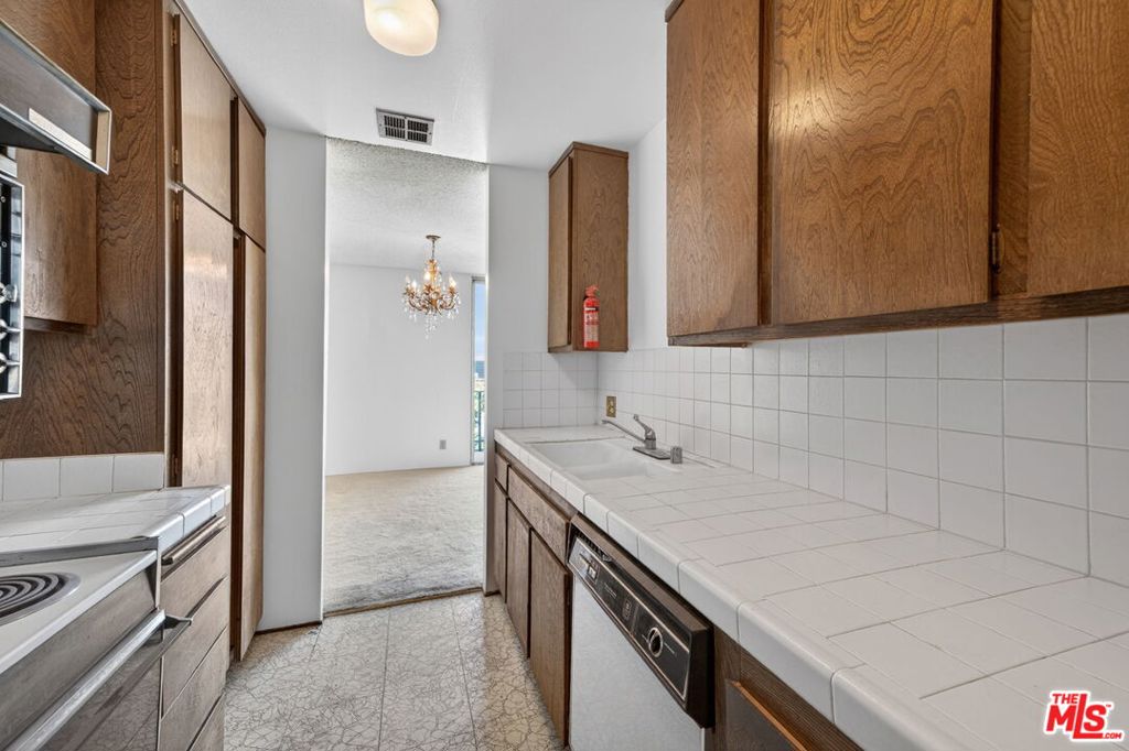 100 S Doheny Drive 719 Property Photo 23