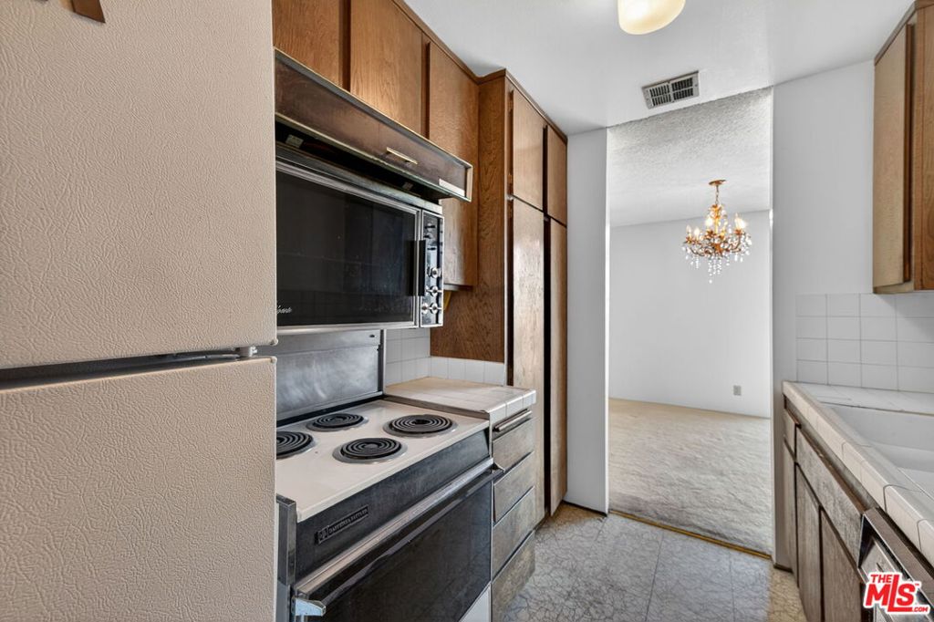 100 S Doheny Drive 719 Property Photo 24