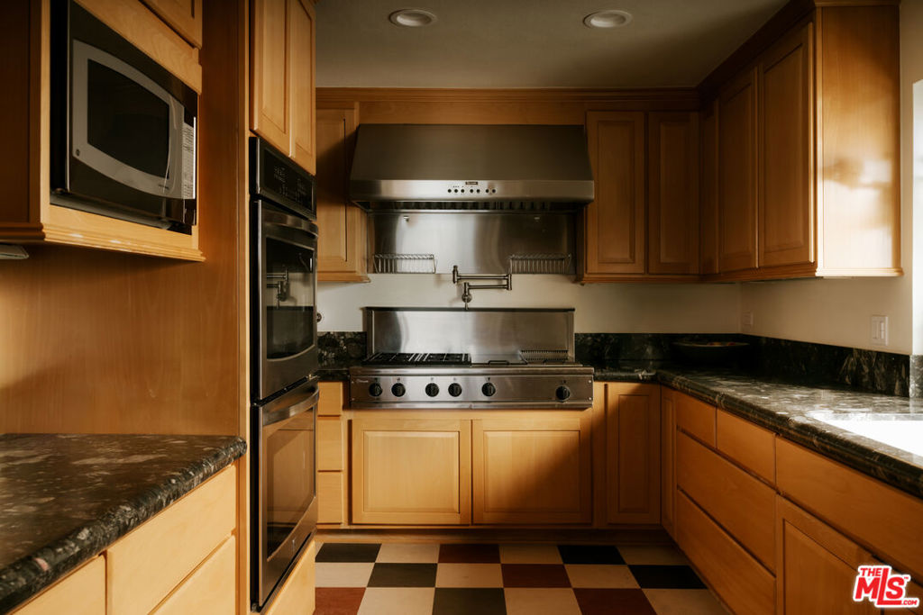 2090 E Lakeshore Drive Property Photo 11