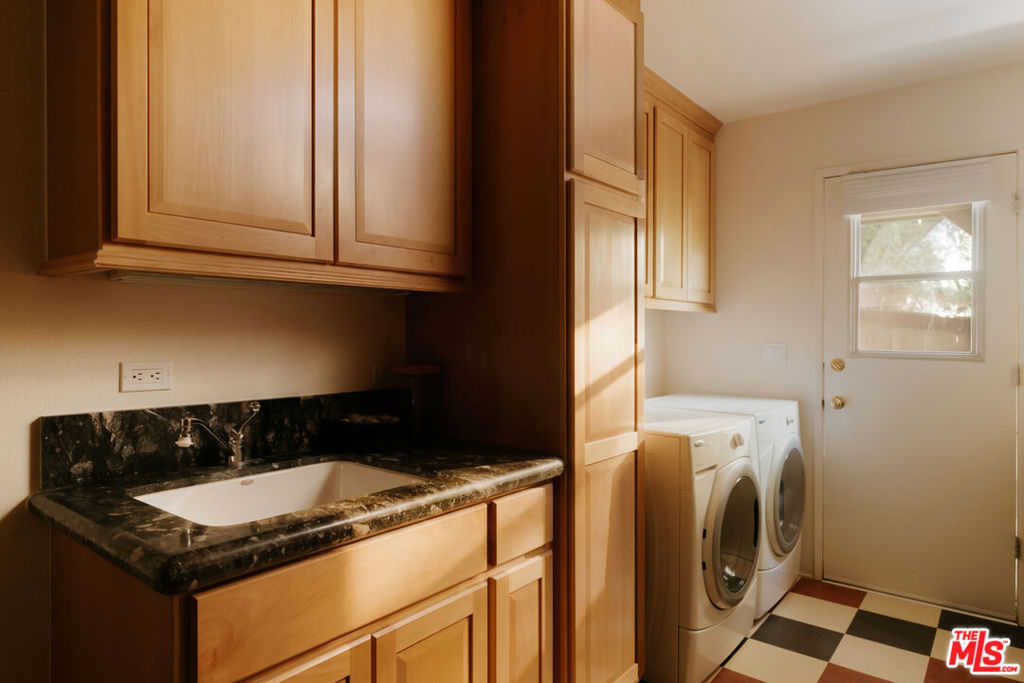 2090 E Lakeshore Drive Property Photo 13