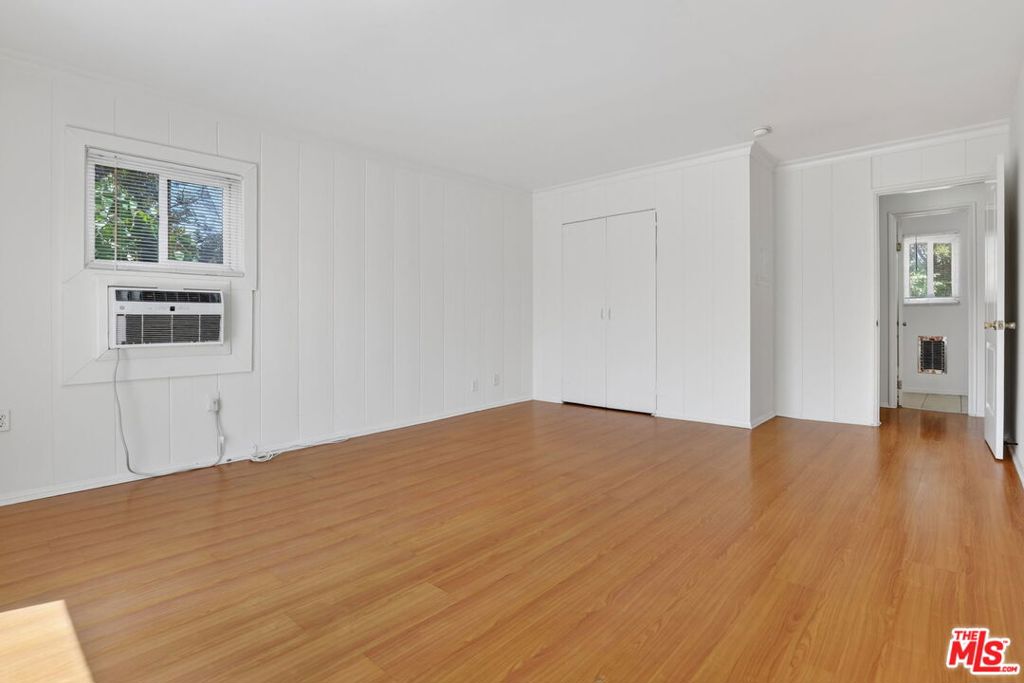 14721 Sylvan Street 4 Property Photo 7