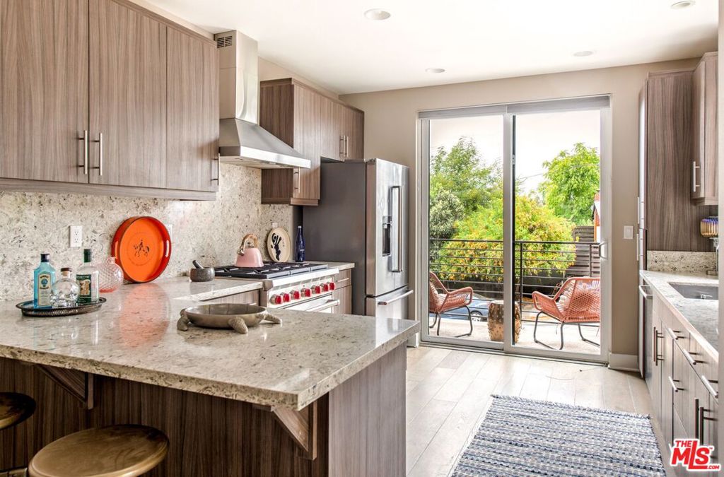 1882 Lucretia Avenue Property Photo 8