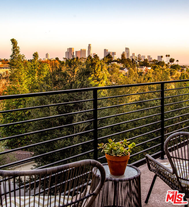 1882 Lucretia Avenue Property Photo 32
