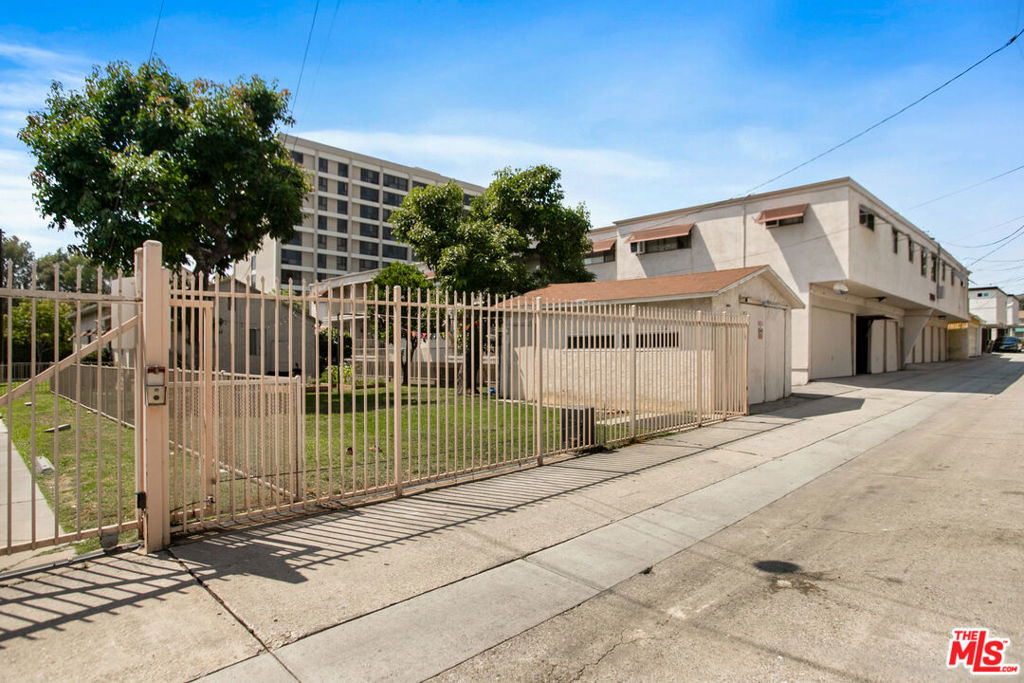 7220 -32 Bright Avenue Property Photo 33