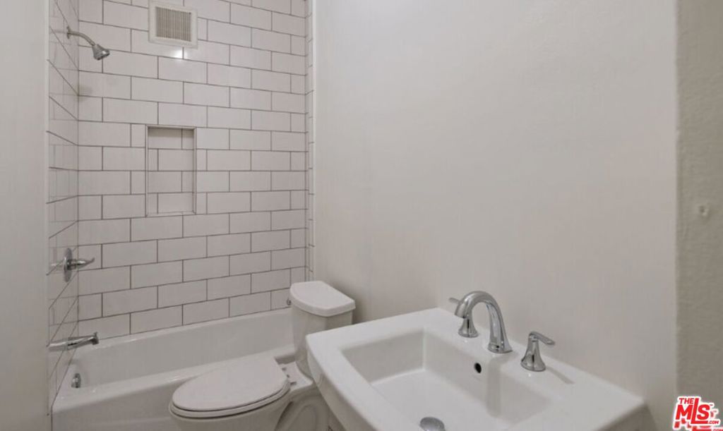 409 N Curson Avenue Property Photo 10