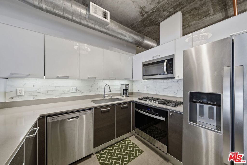 645 W 9th Street 406 Property Photo 16