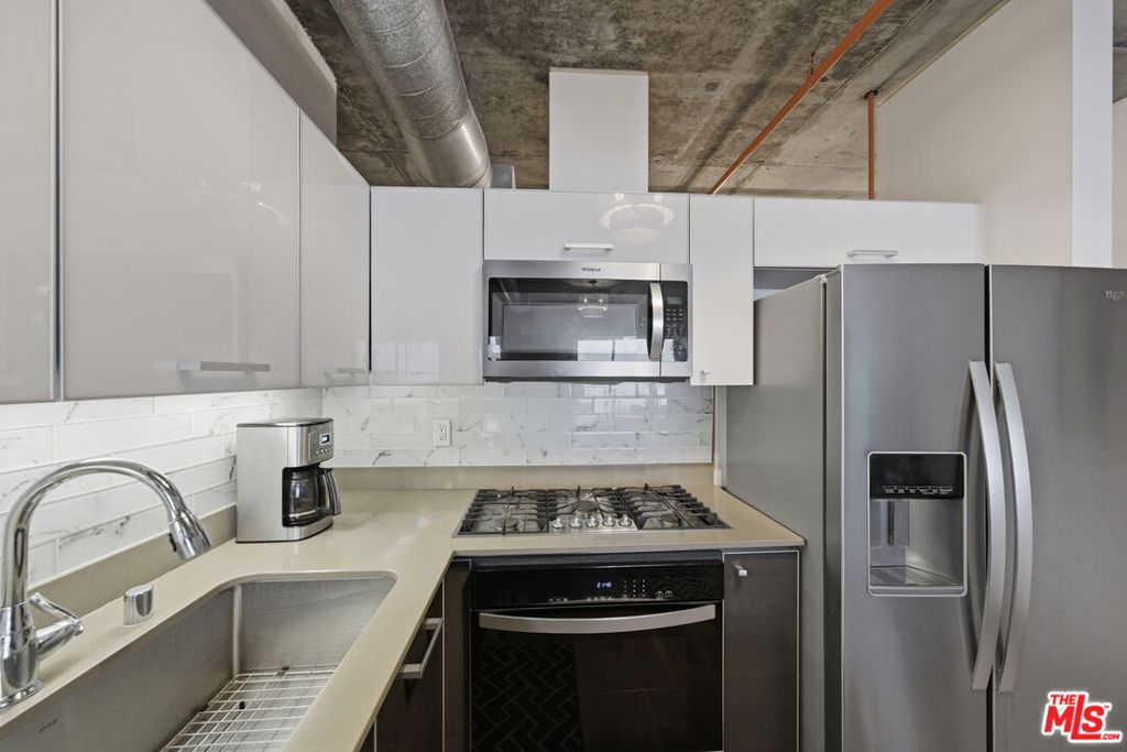 645 W 9th Street 406 Property Photo 18