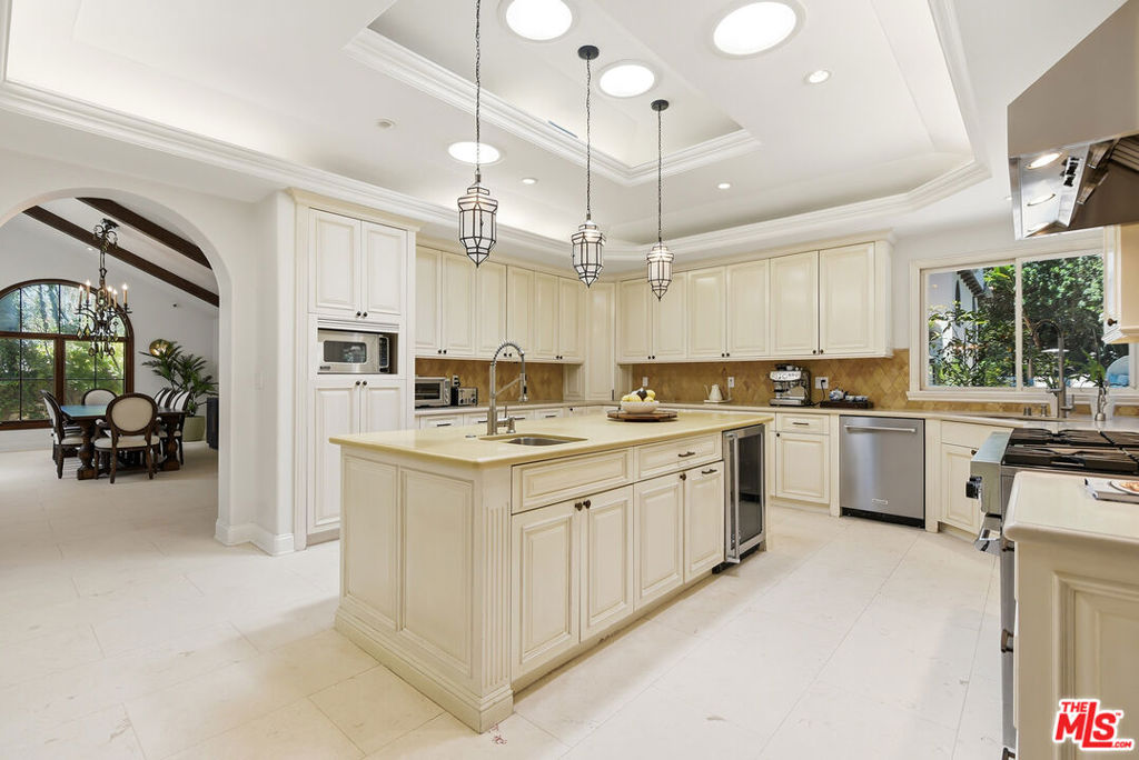 4050 Hayvenhurst Drive Property Photo 11