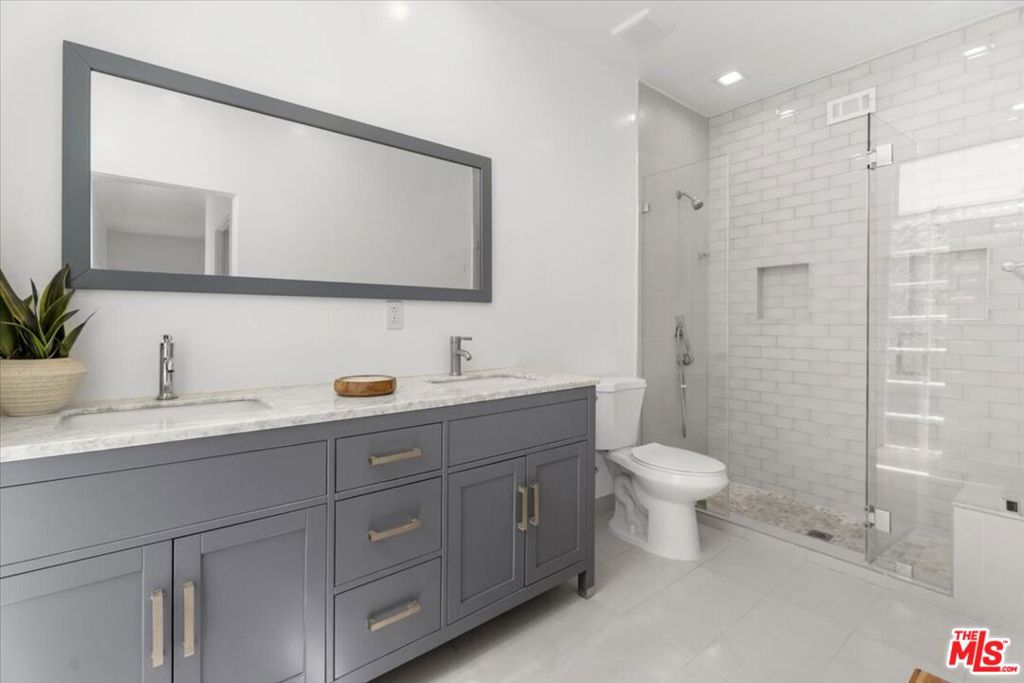 22 28th Place Property Photo 15
