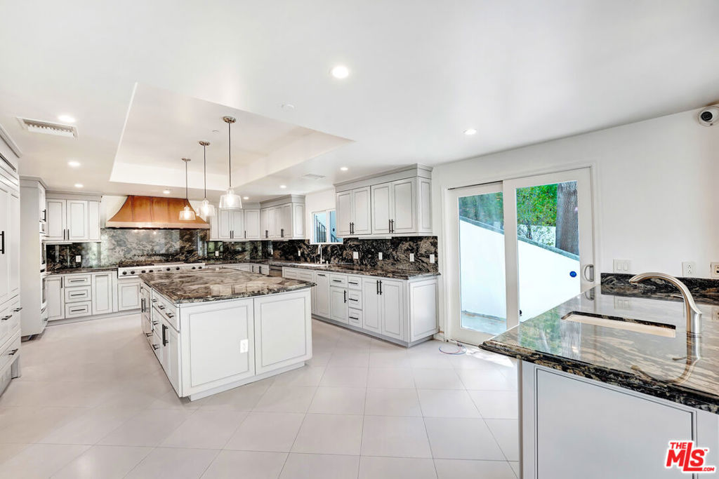 4156 Sunswept Drive Property Photo 8