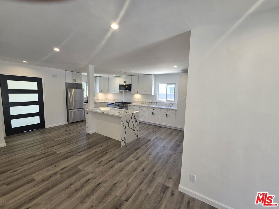 10342 Haskell Avenue Property Photo 2