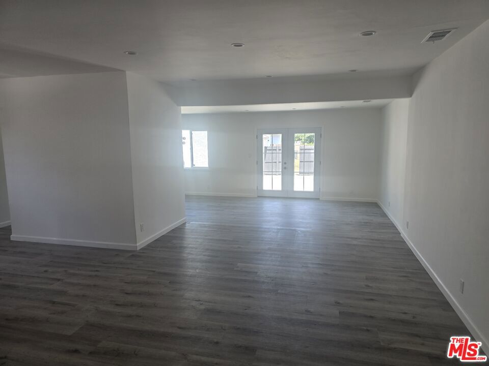 10342 Haskell Avenue Property Photo 3