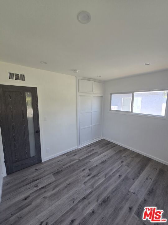 10342 Haskell Avenue Property Photo 13