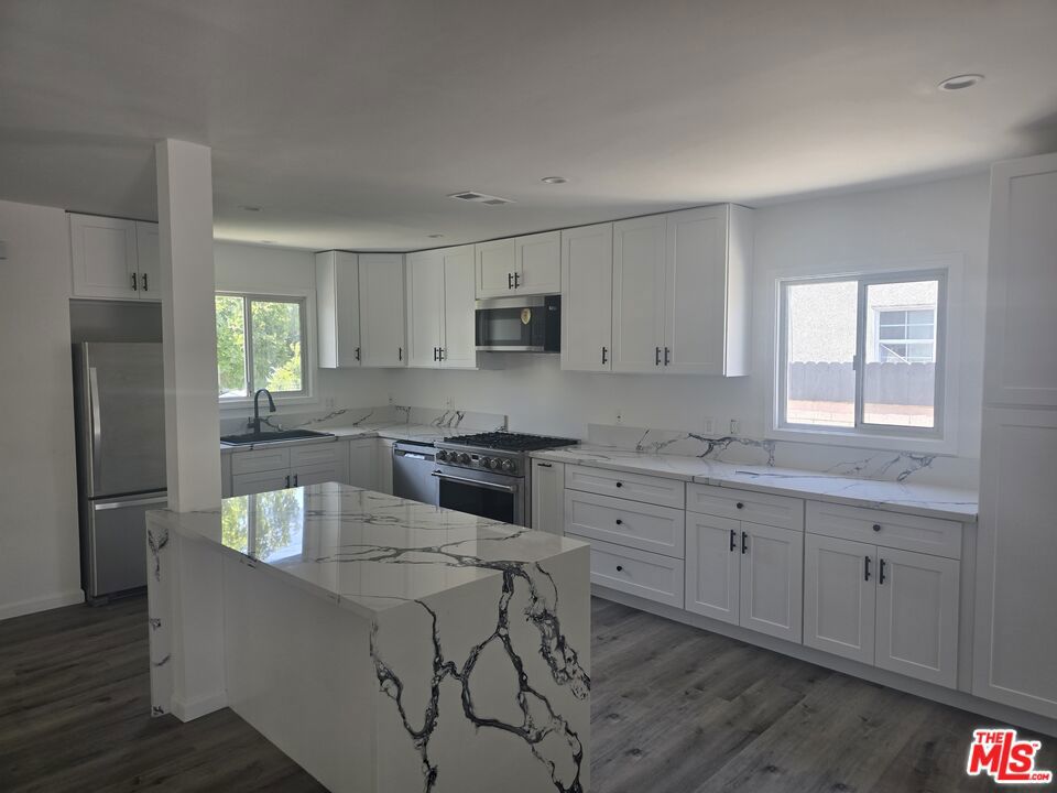 10342 Haskell Avenue Property Photo 25