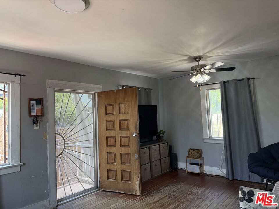 1537 Blake Avenue Property Photo 3