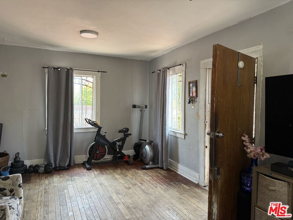 1537 Blake Avenue Property Photo 4