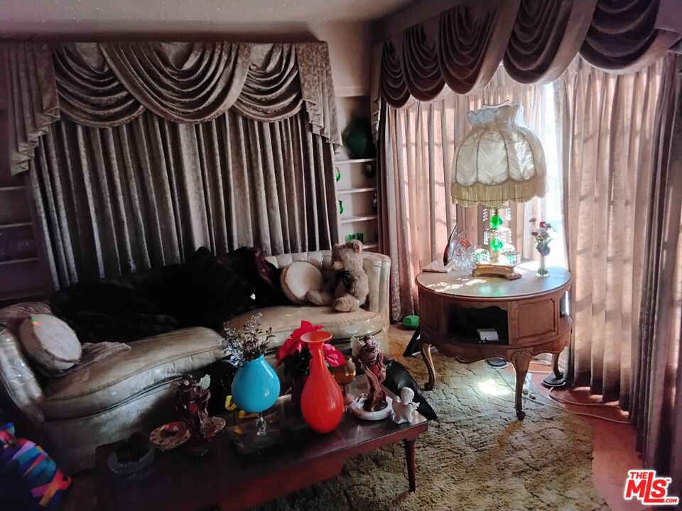 6118 Keniston Avenue Property Photo 3