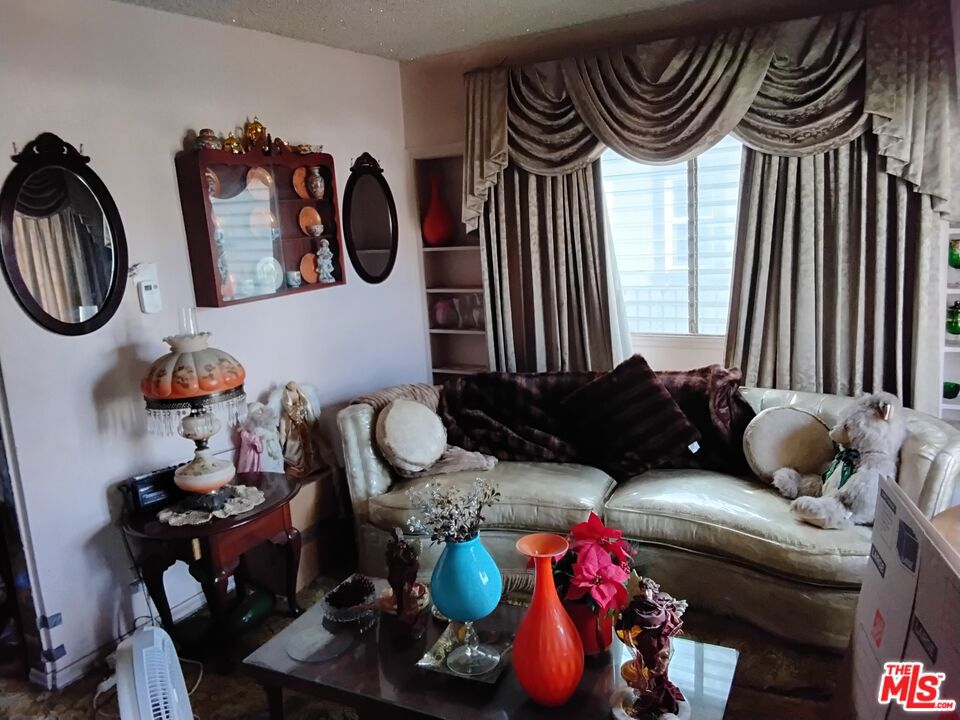 6118 Keniston Avenue Property Photo 4