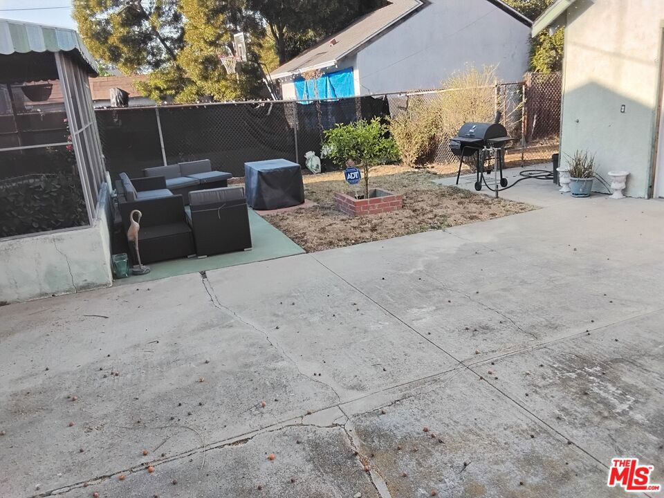 6118 Keniston Avenue Property Photo 6