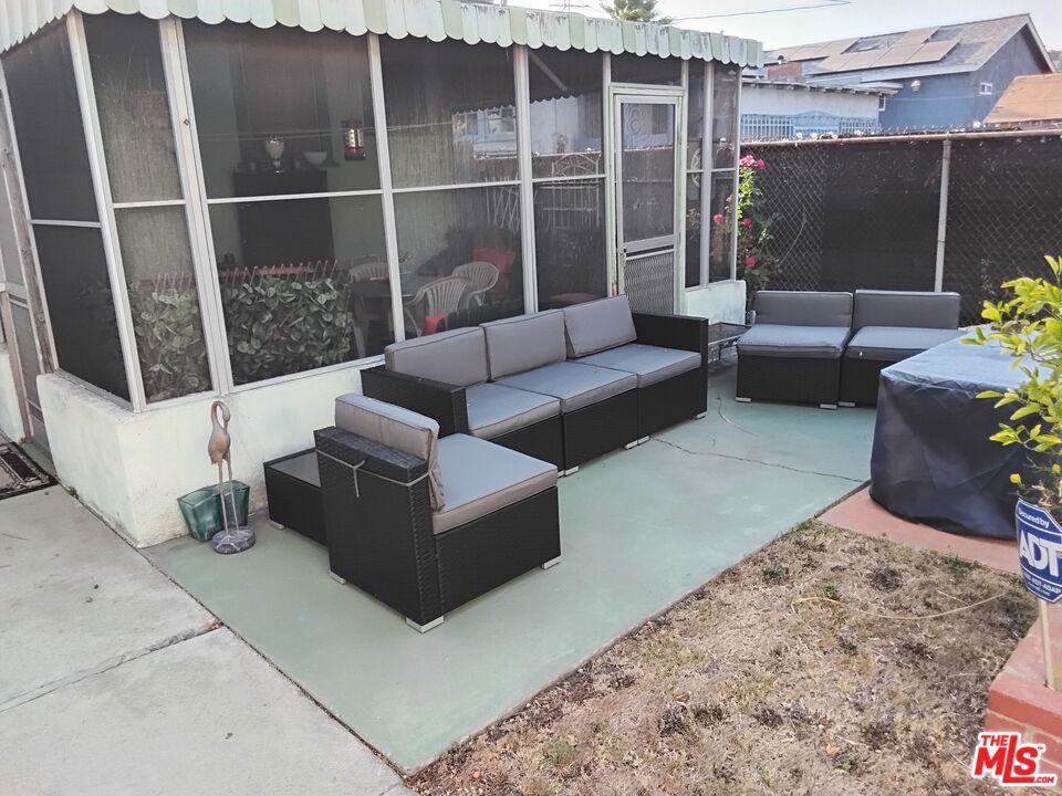 6118 Keniston Avenue Property Photo 7