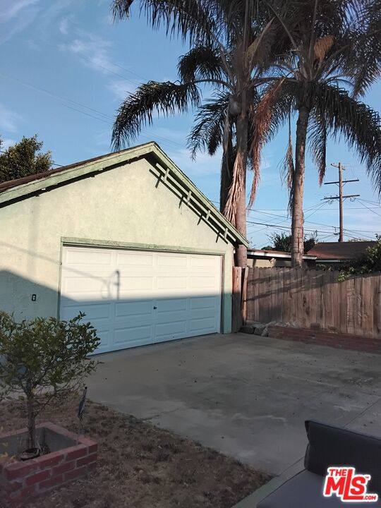 6118 Keniston Avenue Property Photo 10