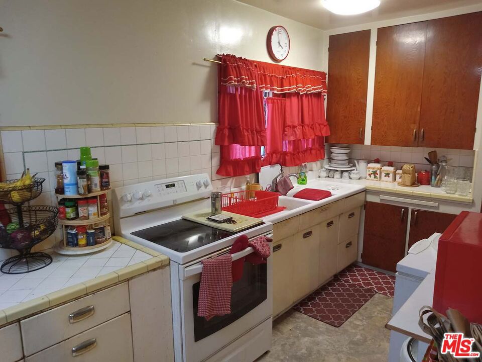 6118 Keniston Avenue Property Photo 15