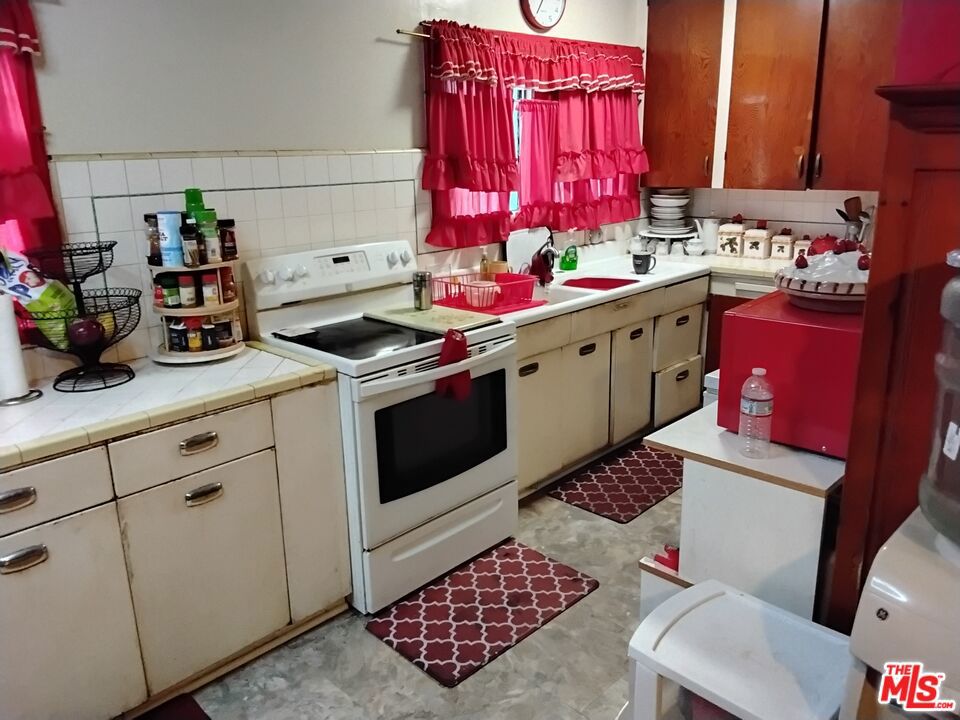 6118 Keniston Avenue Property Photo 19