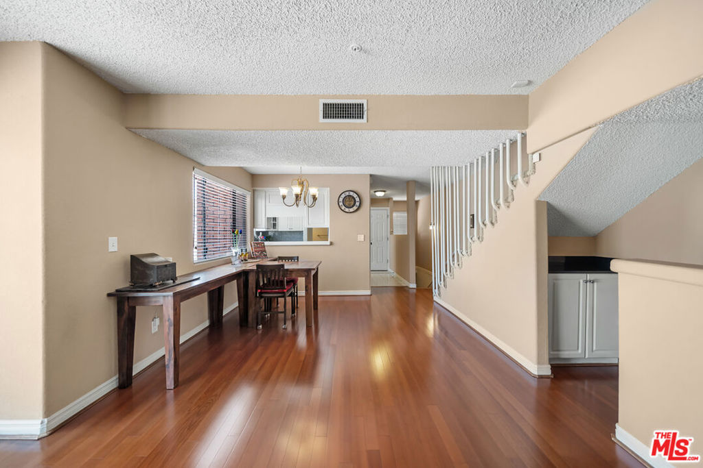 527 W Harvard Street 4 Property Photo 6
