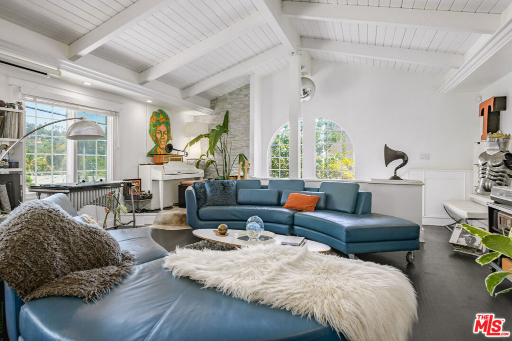 2225 N Cahuenga Boulevard Property Photo 3