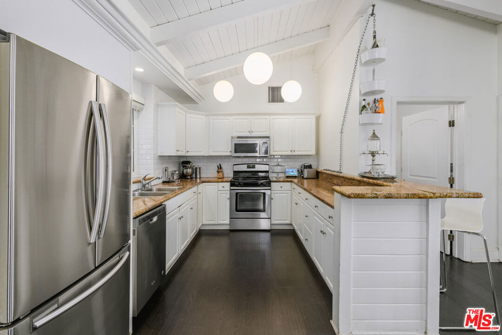 2225 N Cahuenga Boulevard Property Photo 6