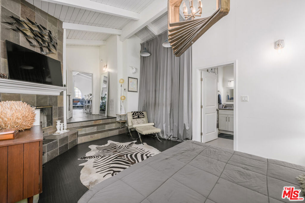 2225 N Cahuenga Boulevard Property Photo 15