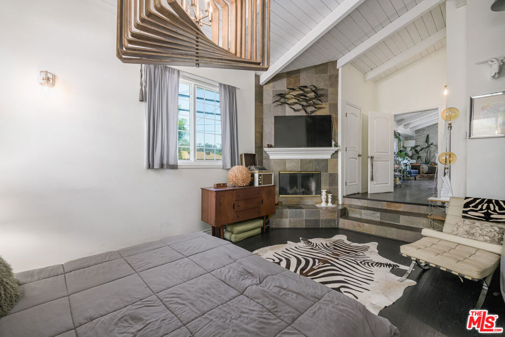 2225 N Cahuenga Boulevard Property Photo 16
