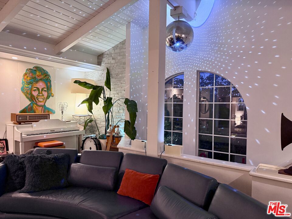 2225 N Cahuenga Boulevard Property Photo 24
